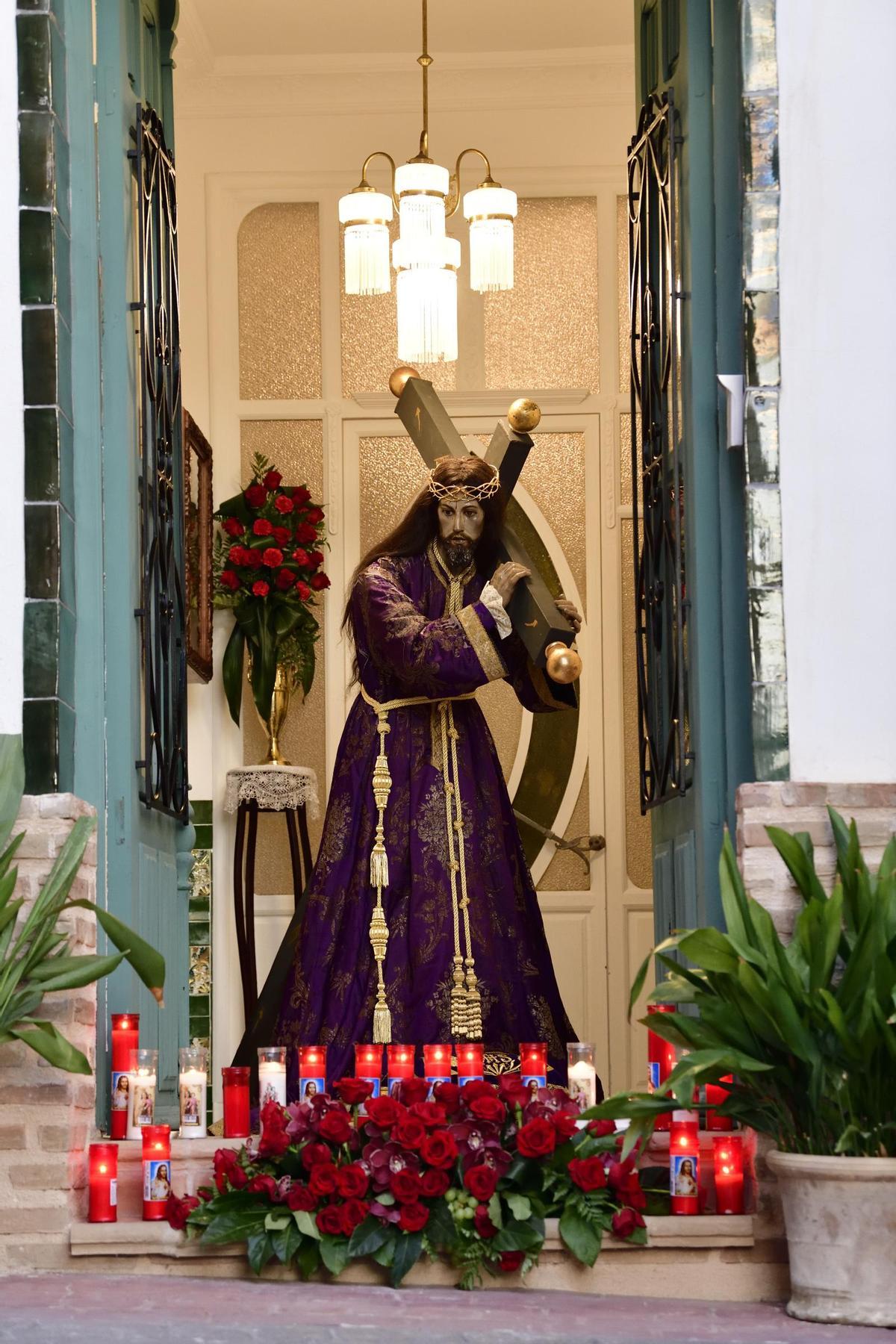 En los últimos años se han recuperado tradiciones históricas como la exposición de las imágenes en domicilios particulares, pudiendo contemplar esculturas como el Nazareno de Salzillo.