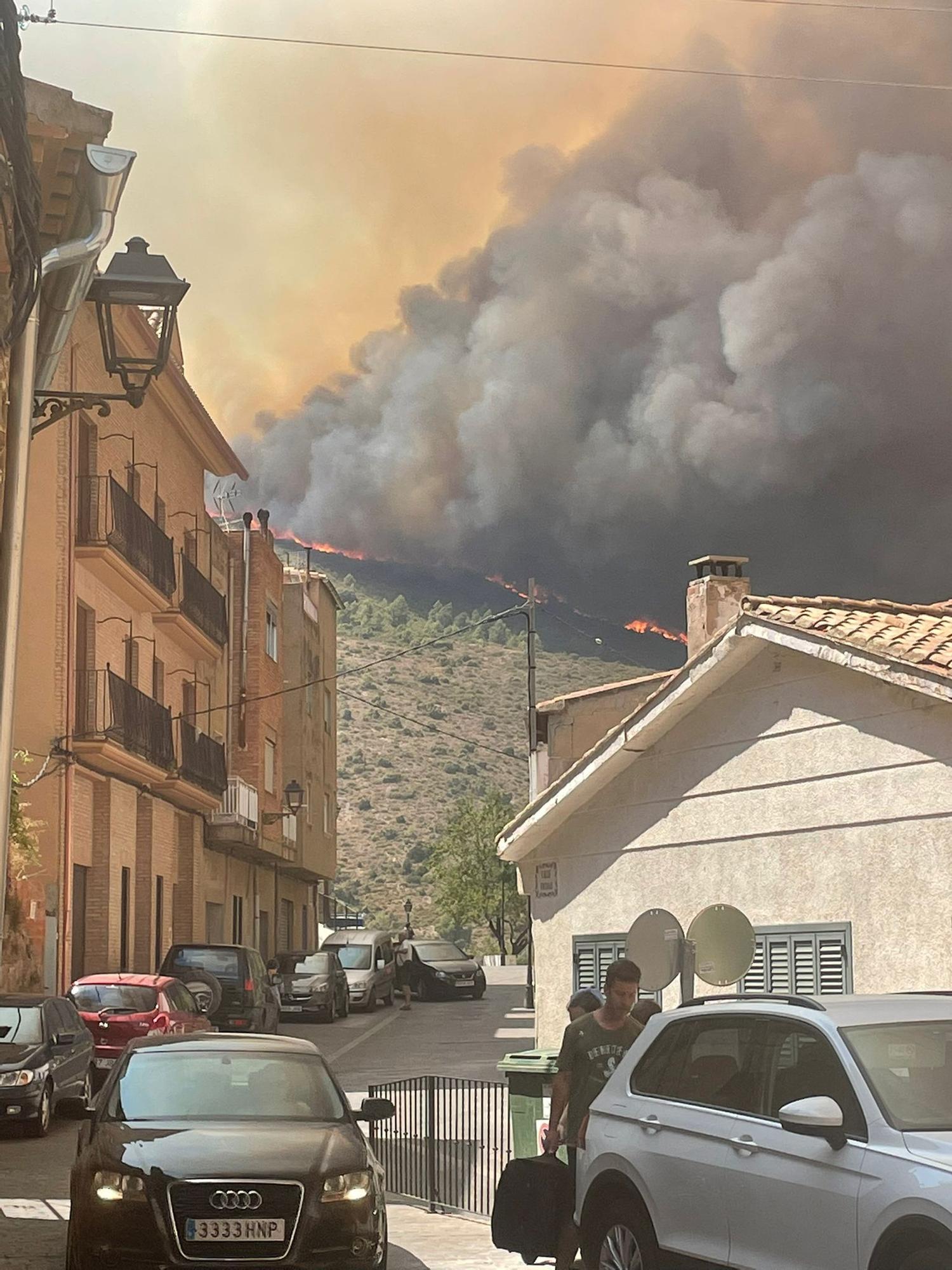 Las imágenes de la evacuación de los vecinos de Bejís por el avance del incendio forestal