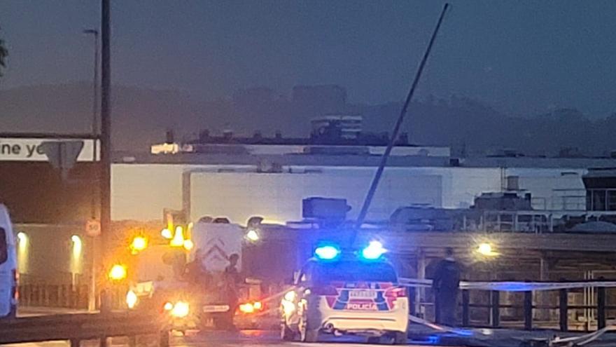 Empotra un coche de alquiler contra una farola en Gijón