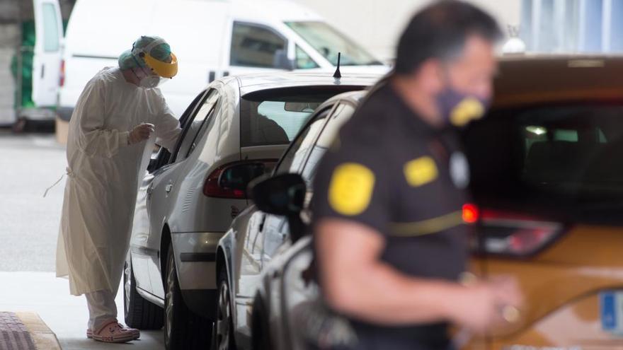 Covid-auto en el exterior de un hospital gallego.