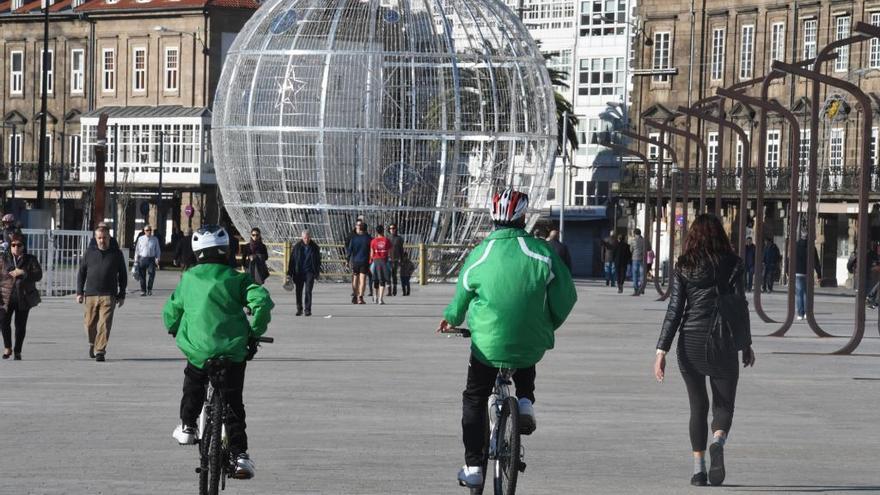 Dos ciclistas por la Marina.