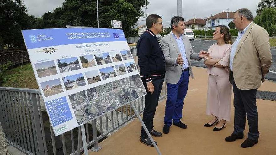 Ethel Vázquez, a la derecha, durante su visita a la nueva senda entre A Laracha y O Cancelo.