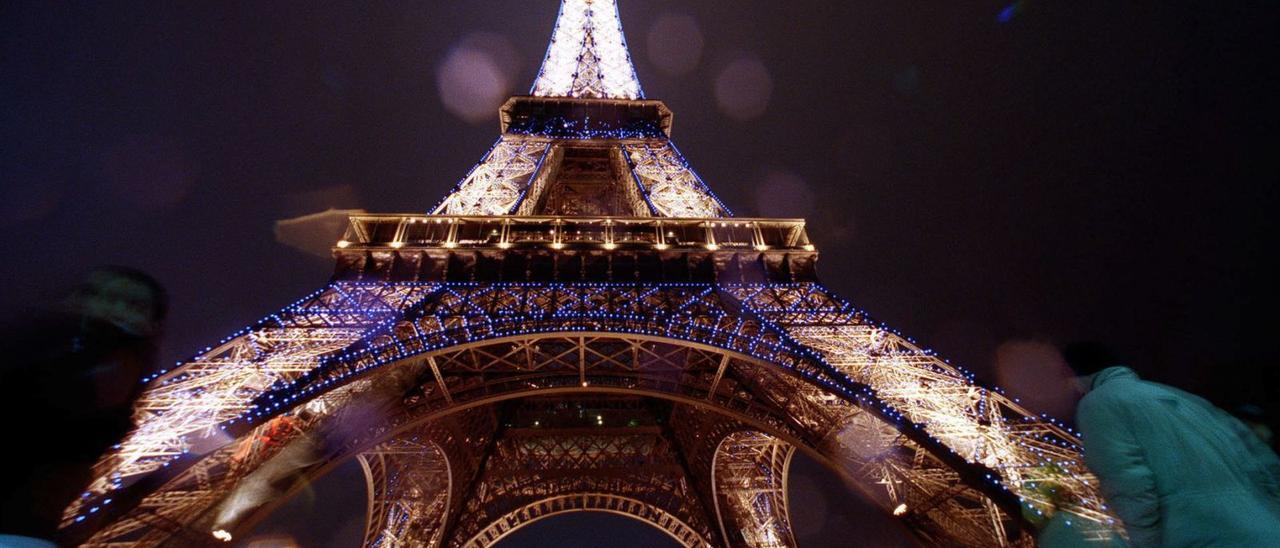 La Torre Eiffel iluminada de noche. | M. DEGHATI