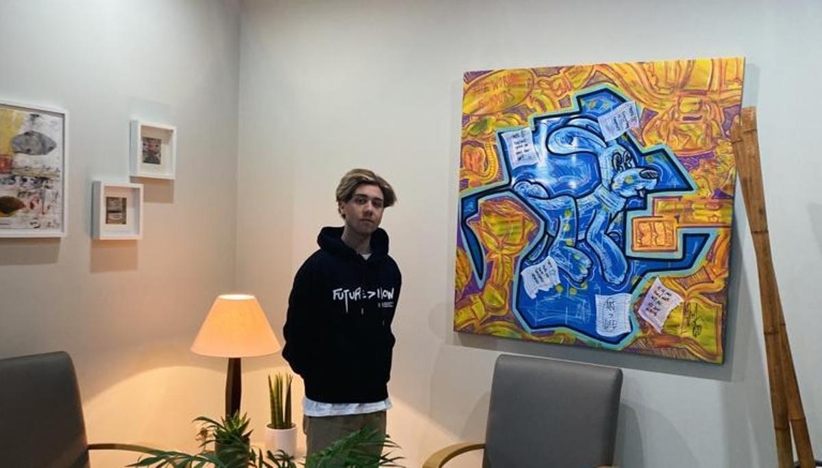Pablo Ozores (“Ozo”) junto a una de sus creaciones.