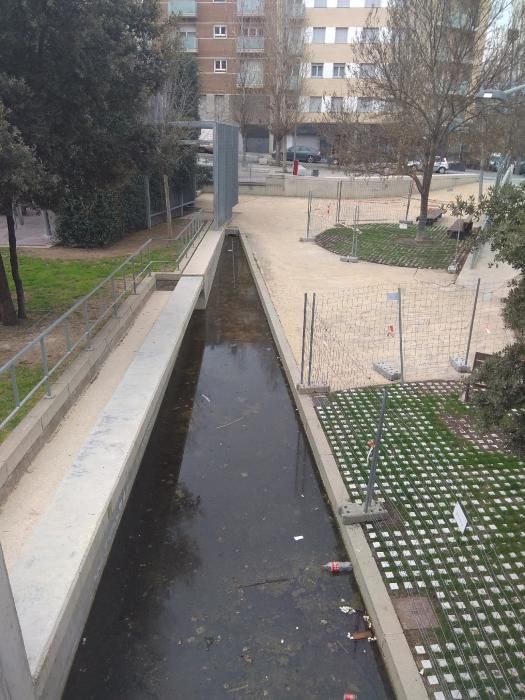 La brutícia s'acumula a la font ornamental i a la zona del voltant