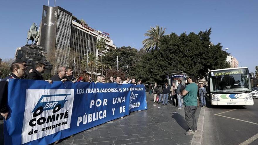 Trabajadores de la EMT durante una protesta de marzo de 2014 en la plaza de España.