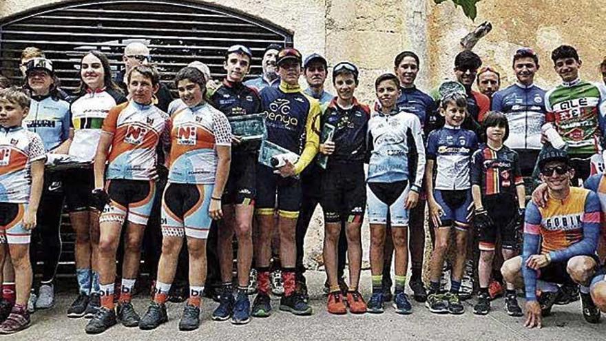 Los vencedores de las principales categorÃ­as del BTT de Son Talent se fotografiaron juntos.