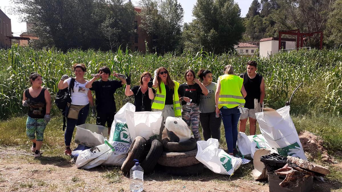 Alguns dels participants en l&#039;acció amb una part dels materials recollits