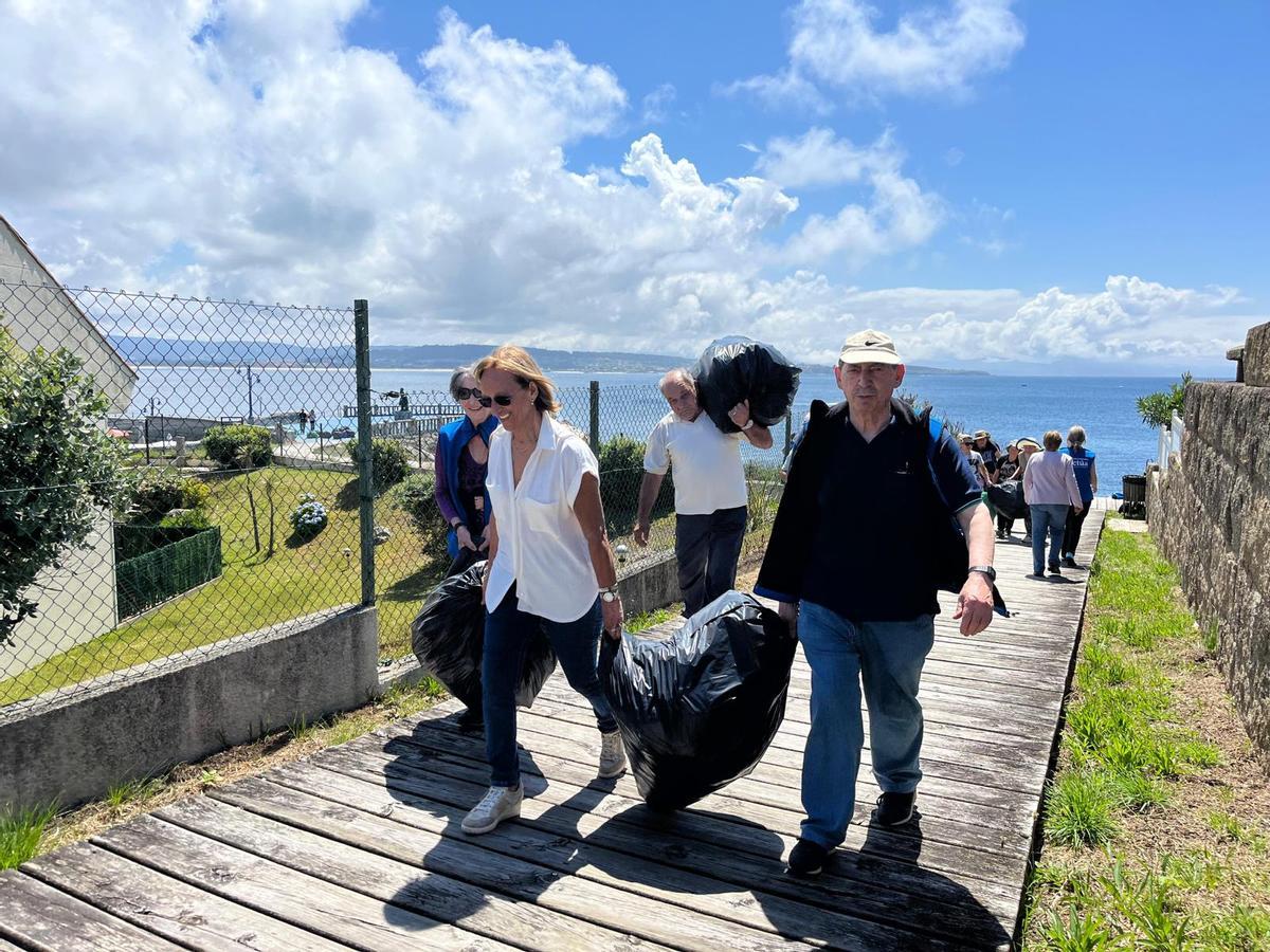 La jornada de voluntariado para eliminar uña de gato en O Grove.