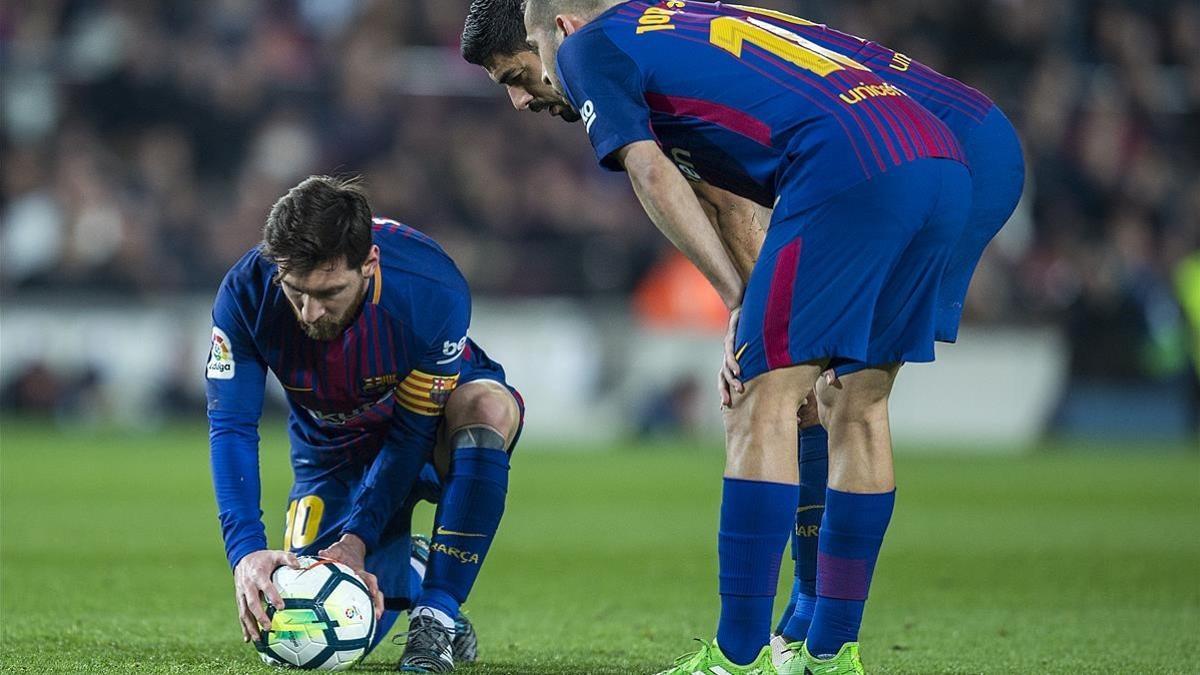 Messi se prepara para lanzar su magistral falta ante el Girona que acabó en gol.