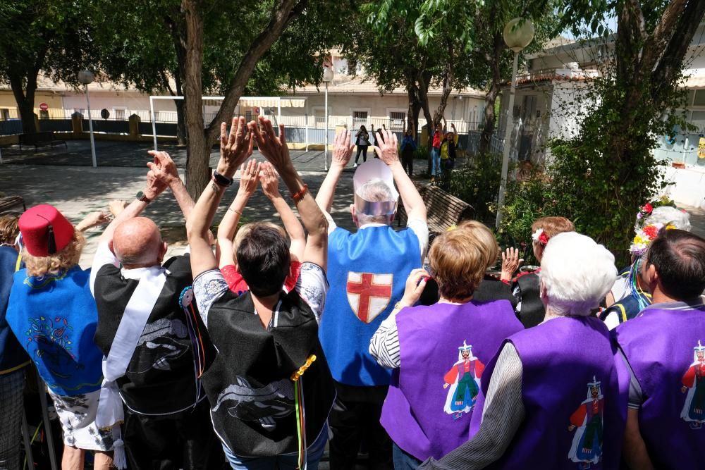 Los centros educativos de la ciudad acostumbran a dedicar la mañana del primer día de fiestas a recrear los actos más emblemáticos