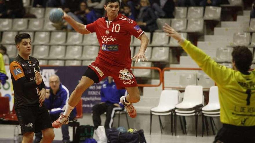 El extremo del Gijón Jovellanos David Ortega trata de superar al portero del Torrelavega.