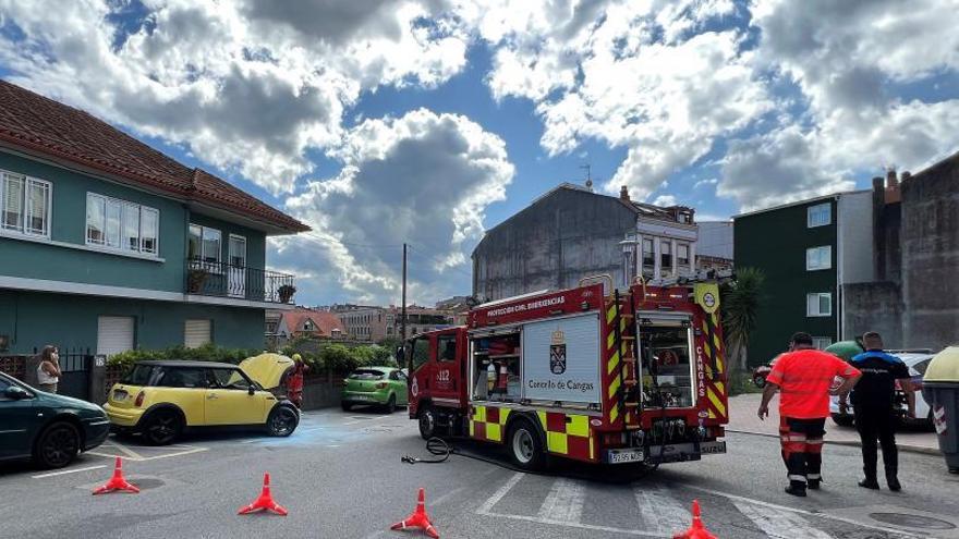 Arde un coche aparcado cuando su conductora intentaba encenderlo en el centro de Cangas