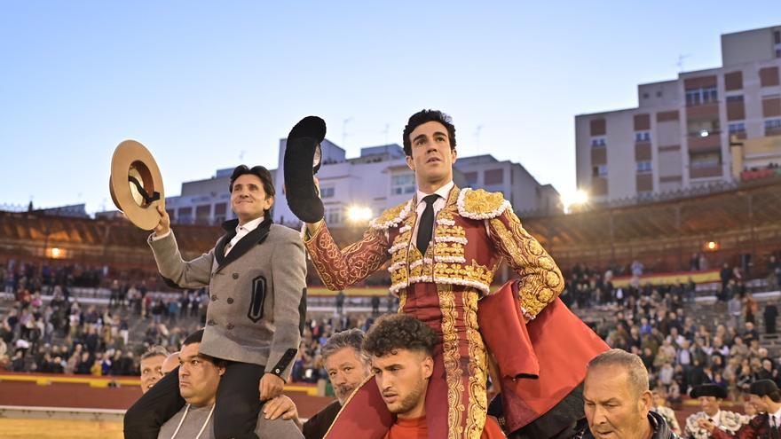 Tomás Rufo pone la pasión que les falta a los toros y sale a hombros con Ventura en Castelló