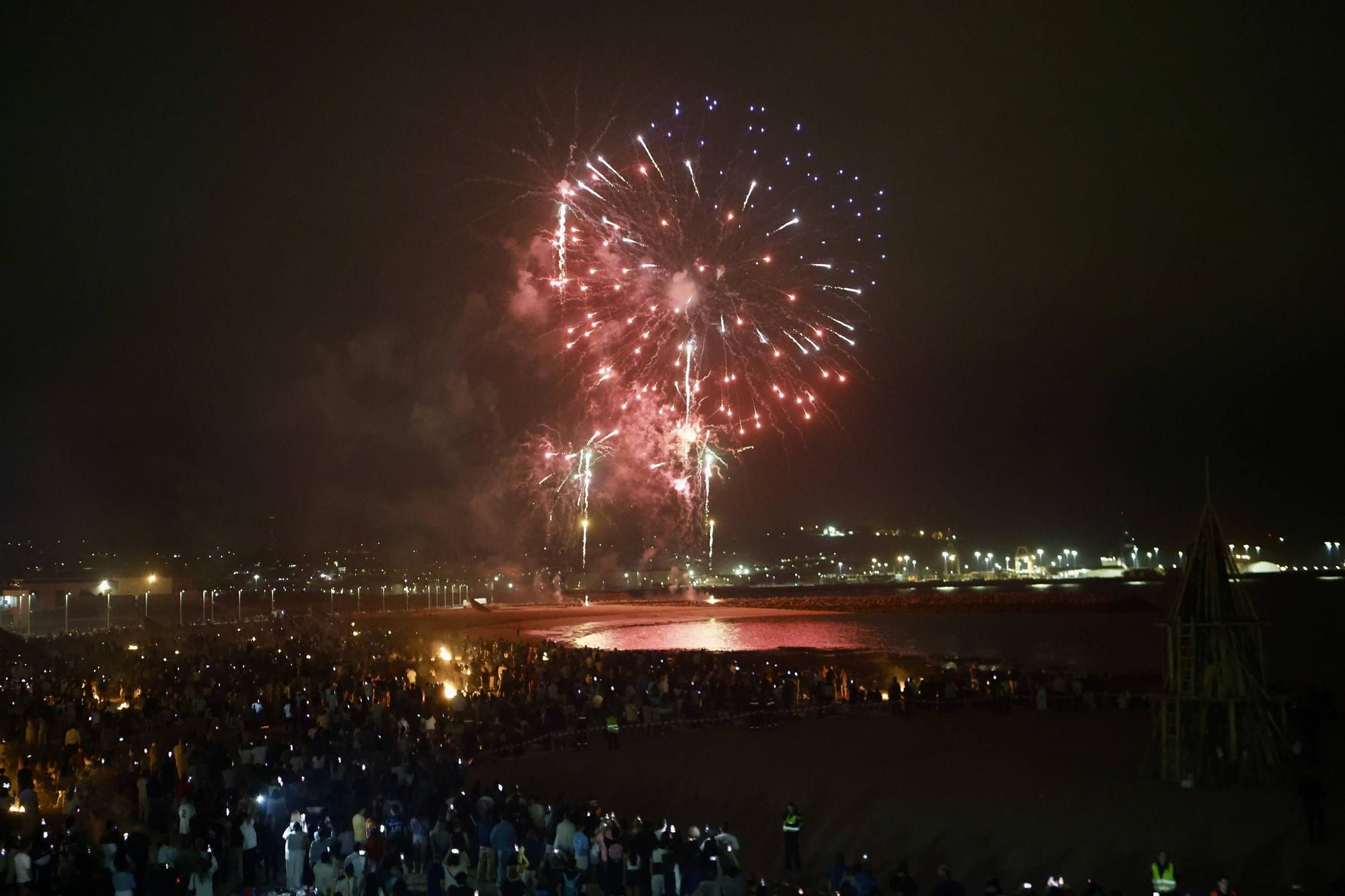Fuegos artificiales, música, flores, hoguera... la celebración de San Juan en Gijón, en imágenes