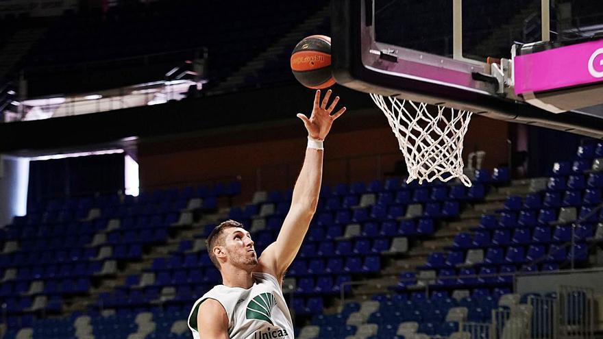 Rubén Guerrero entra a canasta en un entrenamiento de esta semana en el Carpena. | UNICAJAB/FOTOPRESS