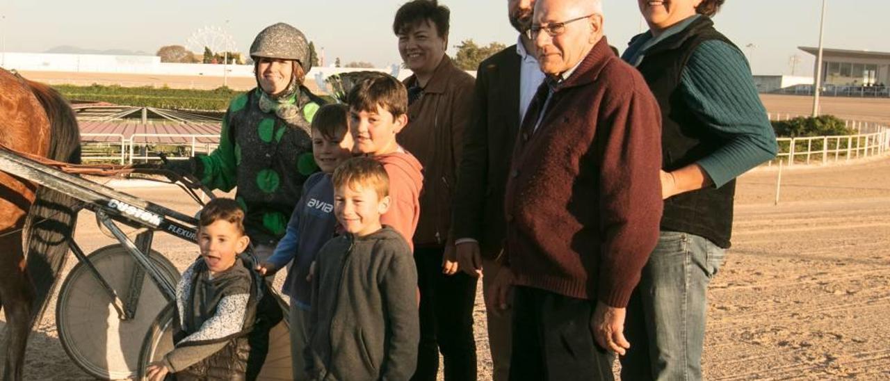 Los tres hijos de Antònia Vaquer la acompañaron a recoger el trofeo de vencedora.