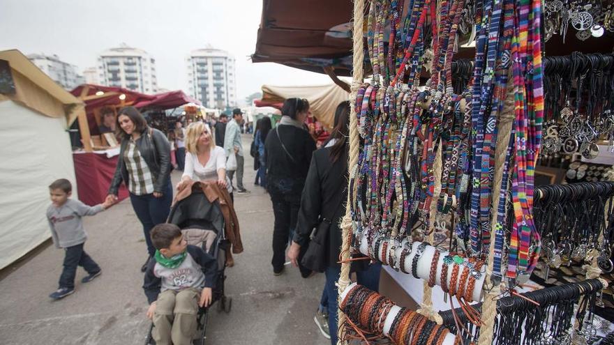 Puesto de artesanía en el mercado alternativo