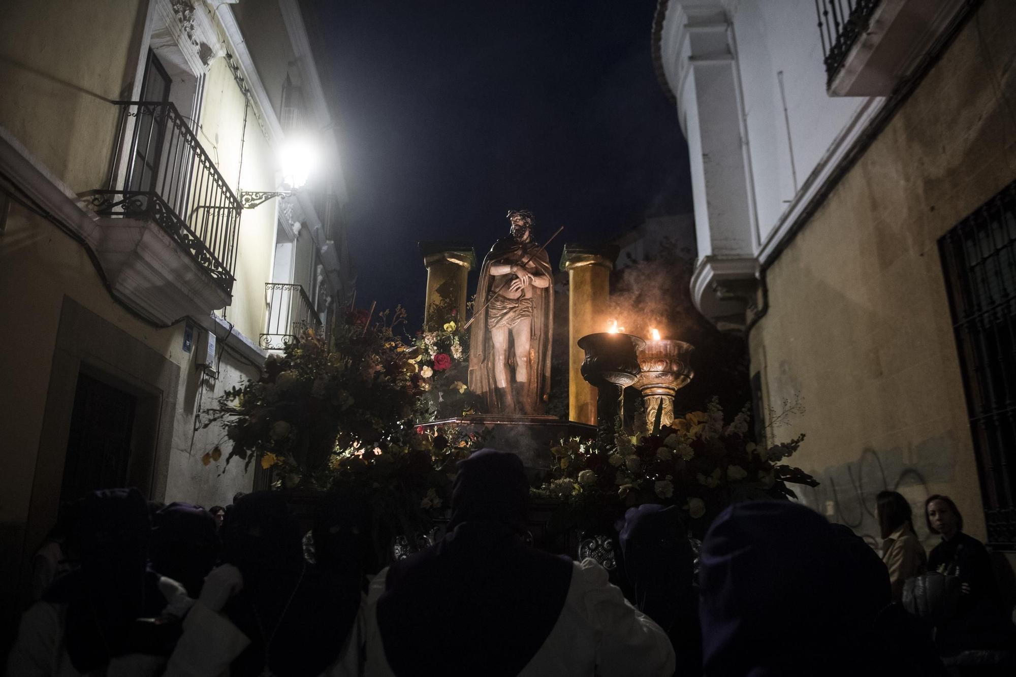 La procesión de la Cofradía del Amor recorre el casco viejo de Cáceres