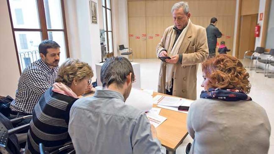 Un militante del PSOE vota, ayer, en la sede del partido junto a la calle Sindicat de Palma.