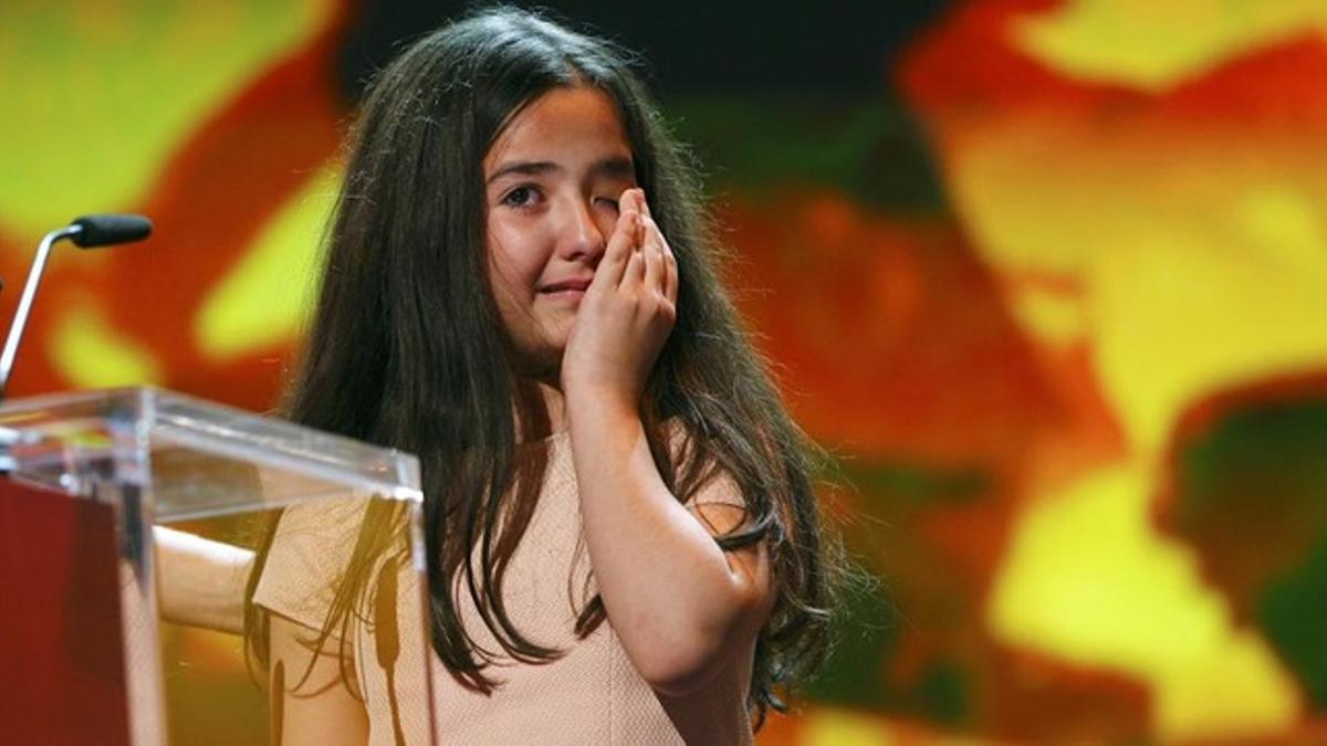 La sobrina del director iraní Jafar Panahi llorando al recibir el Oso de Oro en nombre de su tío.