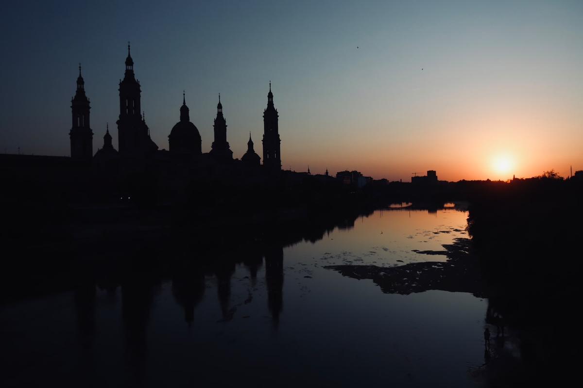 Imagen del eclipse con la basílica del Pilar y el Ebro
