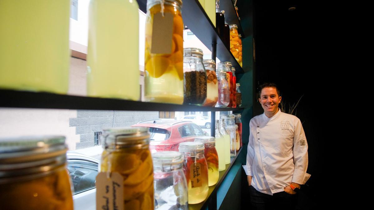 El chef Juan Santiago en su restaurante Hestia, en Las Palmas de Gran Canaria.