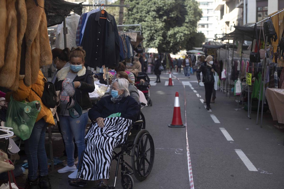 Una mujer mayor junto a su cuidadora en un mercado de València, en una fotografía de archivo.