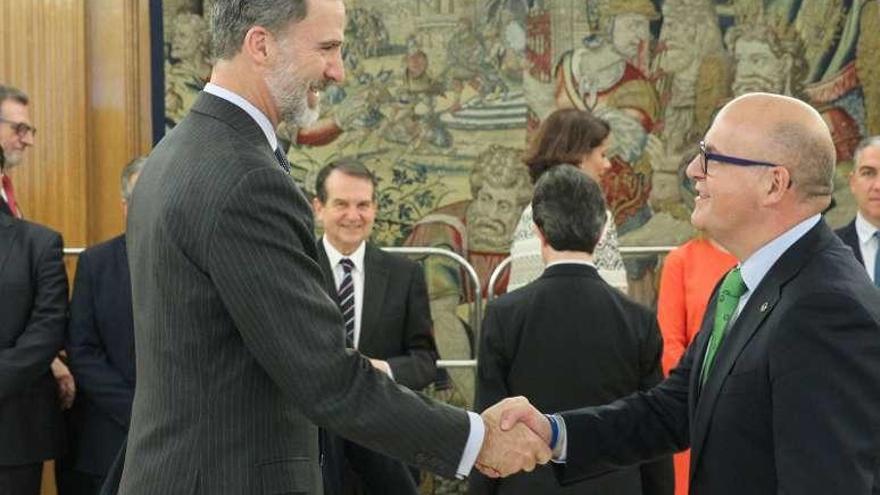 El Rey Felipe VI saluda a Manuel Baltar. // FdV