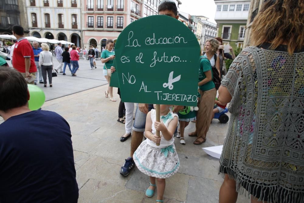 Concentración contra los recortes en las escualas infantiles de Asturias