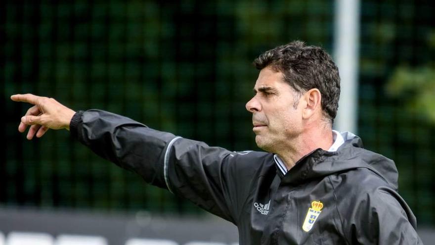 Fernando Hierro da instrucciones en el entrenamiento de ayer del Oviedo en las instalaciones de El Requexón.