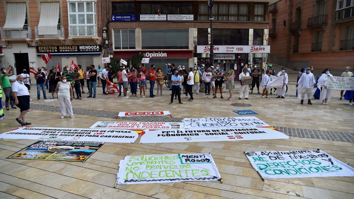 Ciudadanos se concentraban en la puerta del Palacio Consistorial.