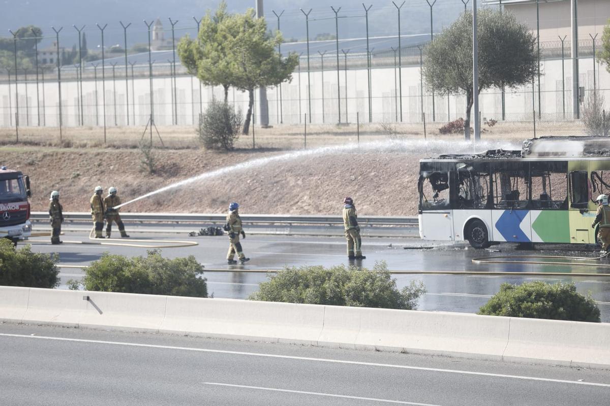 Incendio de un autobús de la EMT en la Vía de Cintura de Palma