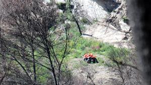 El lugar del accidente de quad en Talamanca (Bages) en el que han muerto dos personas. En la foto, el quad accidentado.