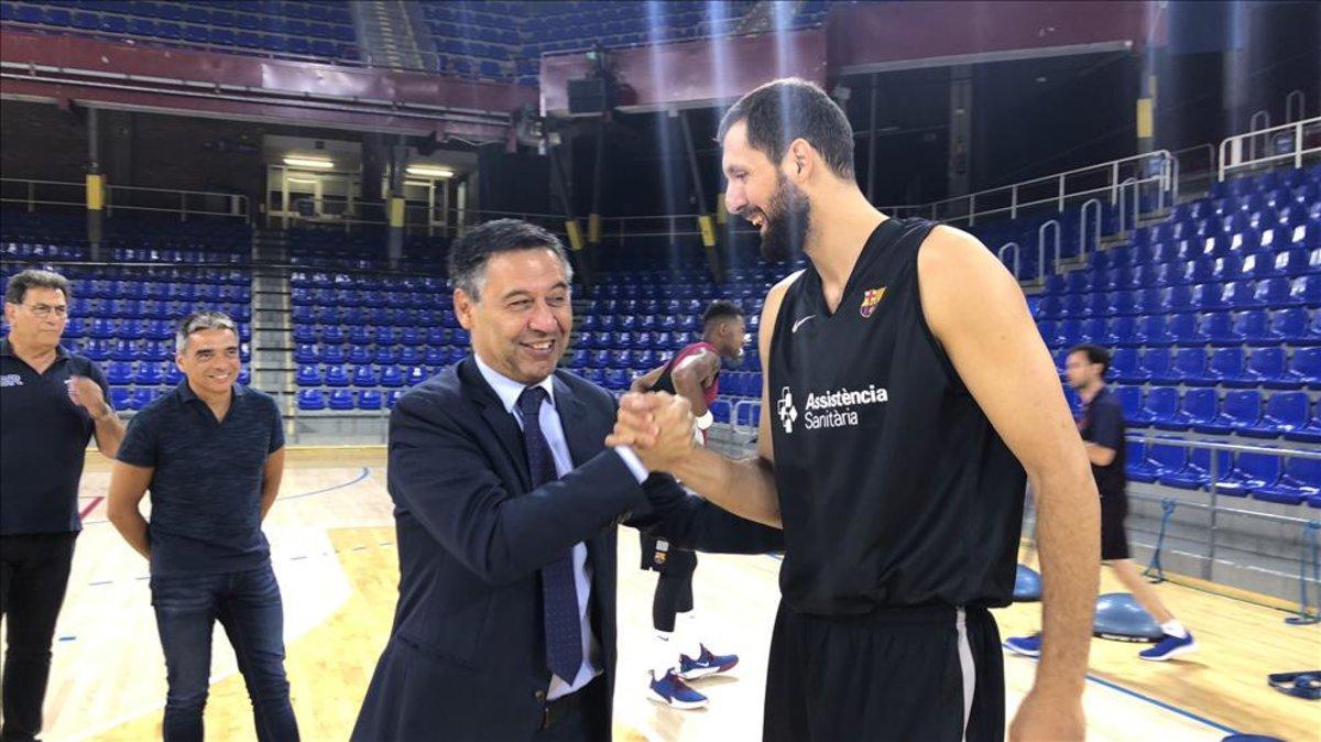 Bartomau saludando a Mirotic