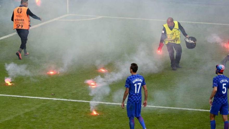 Bengalas lanzadas por aficionados en el Croacia-Turquía del pasado viernes en Saint-Etienne. // C.J. Gunther