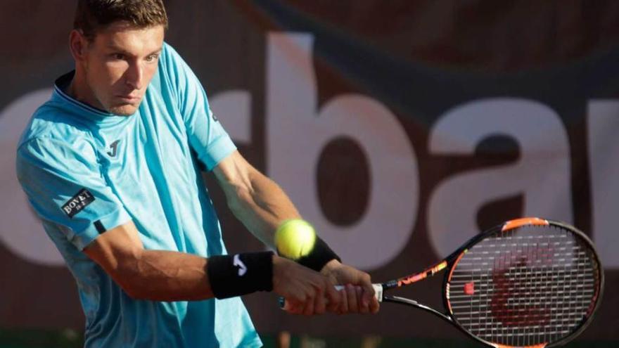 Pablo Carreño golpea de revés en la final de ayer.