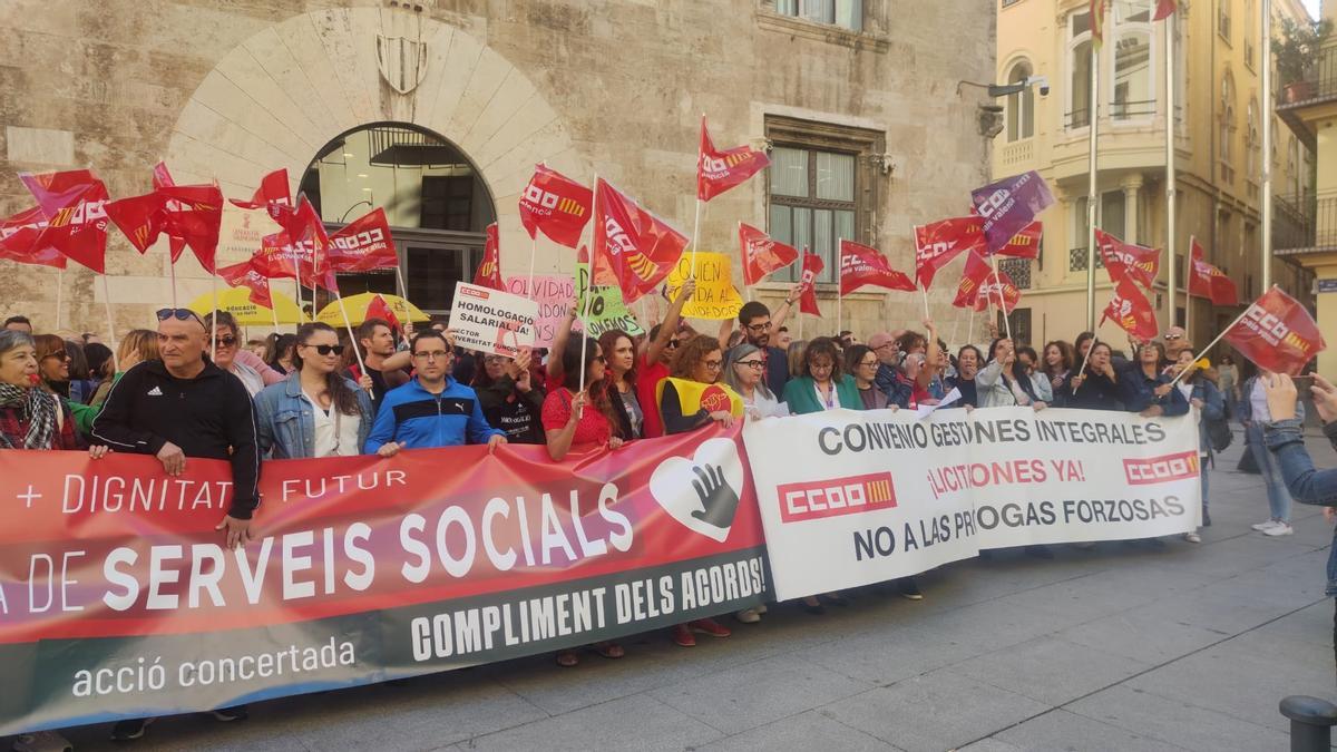 Un momento de la concentración frente al Palau de la Generalitat