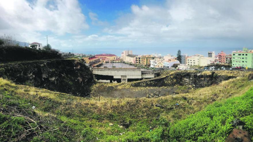 La Zona 7 es un enorme desmonte realizado junto a la plaza del V Centenario que el ayuntamiento recuperó tras abonar 1,6 millones de euros a Apymevo.