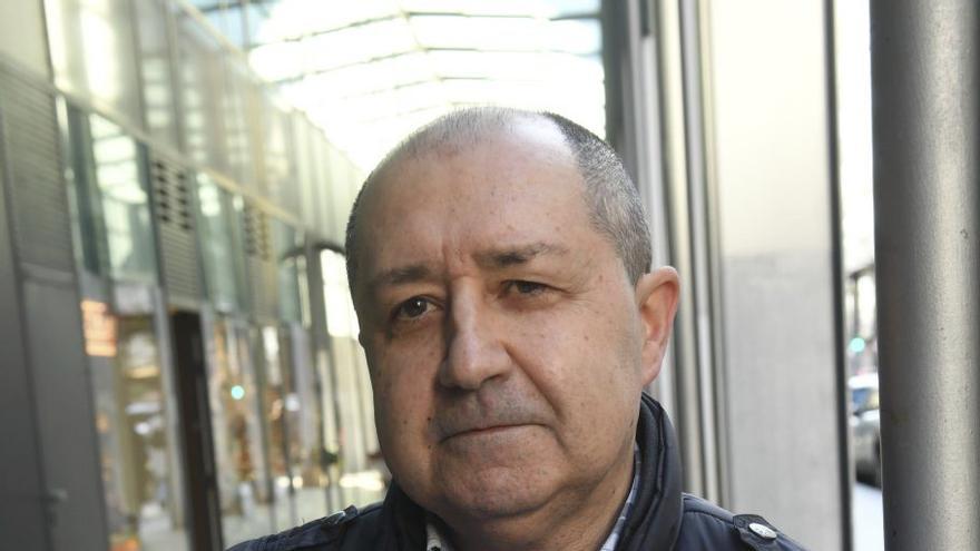 O coruñés Pedro Naveira co seu primeiro libro. |  Carlos Pardellas