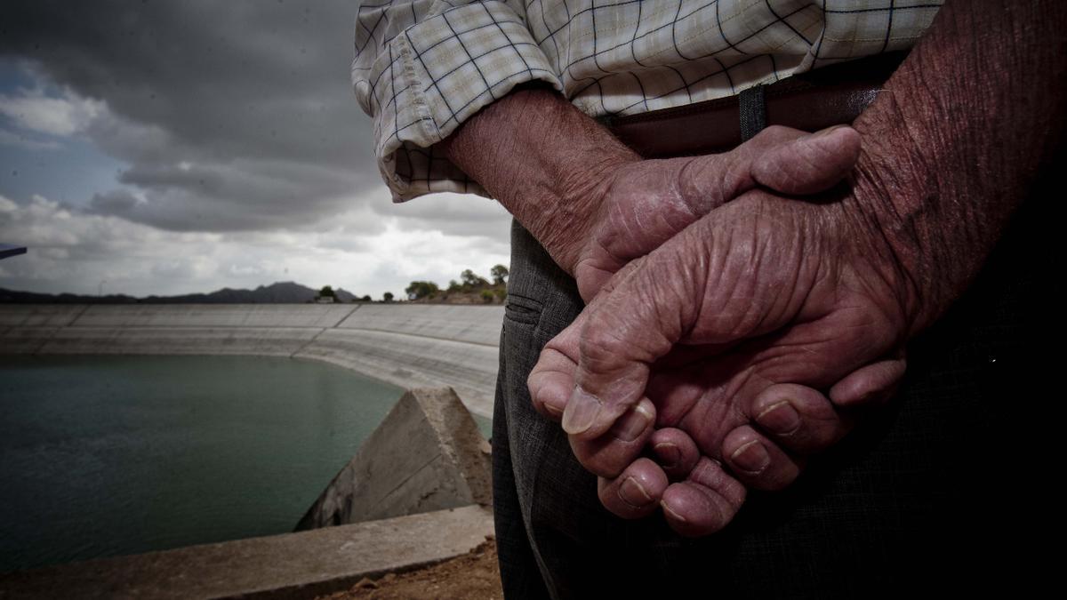 Un agricultor alicantino contemplando el embalse a mitad de su capacidad.