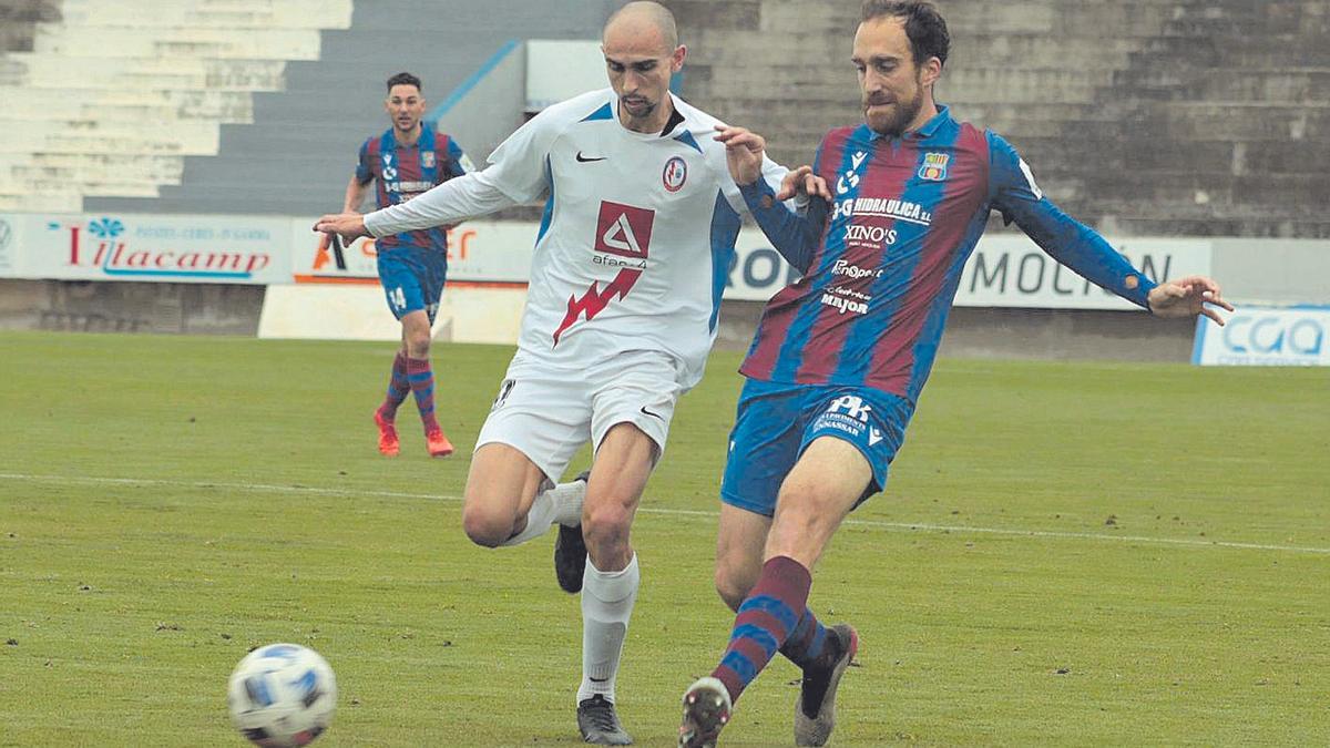 Álvaro de Dios presiona al exjugador balearico Iturraspe, que ayer marcó dos goles.