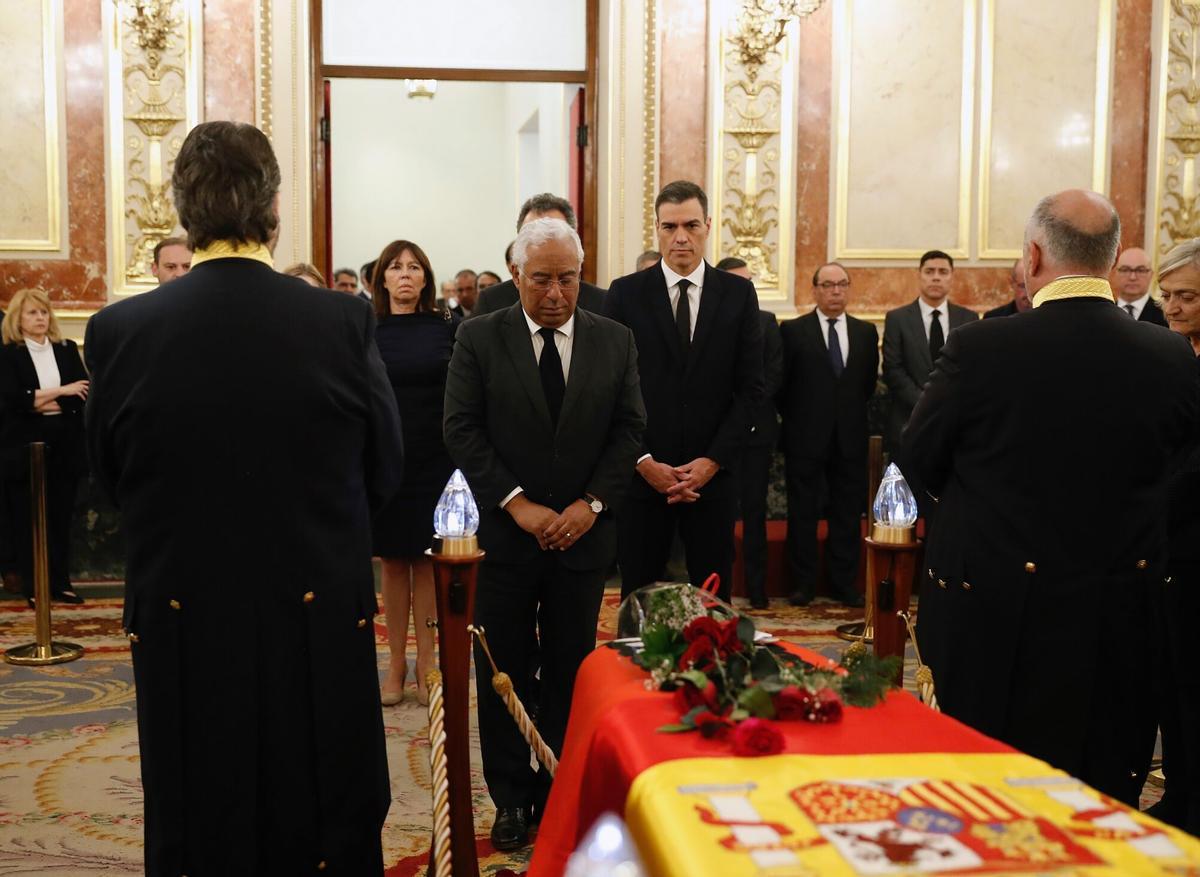 El presidente del Gobierno, Pedro Sánchez, y el entonces primer ministro de Portugal, António Costa, en la capilla ardiente de Alfredo Pérez Rubalcaba instalada en el Congreso de los Diputados en 2019.