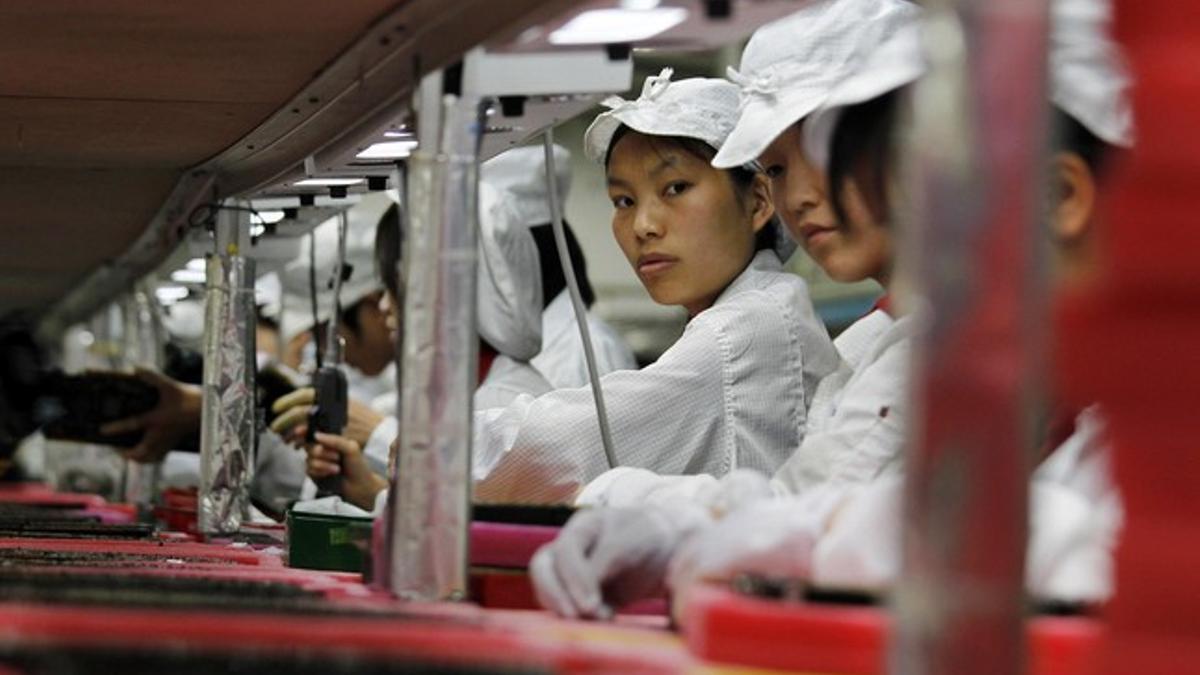 Trabajadoras en una cadena de montaje de una factoría de Foxconn en Longhua (sur de China).