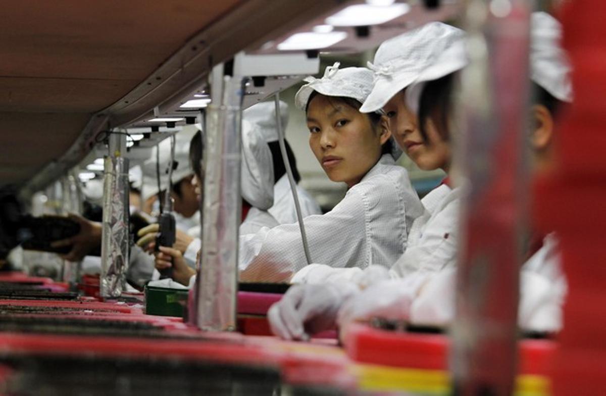 Treballadores en una cadena de muntatge d’una factoria de Foxconn a Longhua (sud de la Xina).