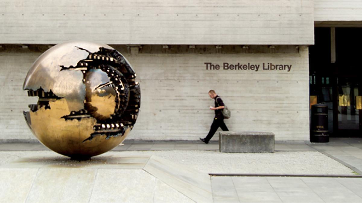 TheBerkeley Libraryen el Campus delTrinity College. Enprimer término,escultura Sphere,de Arna