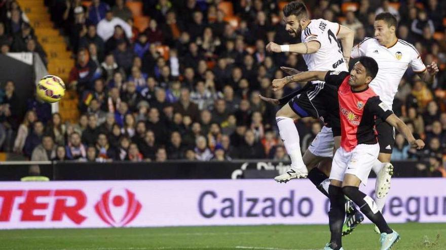 Álvaro Negredo remata el balón en la acción que significó el tercer tanto del Valencia. kai försterling / efe