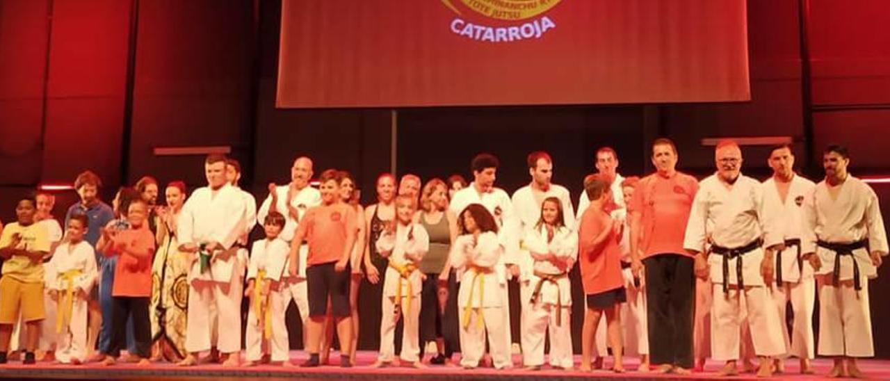 Arriba, imagen de grupo tras la exhibición en el TAC. Abajo, participantes en el seminario en el pabellón.