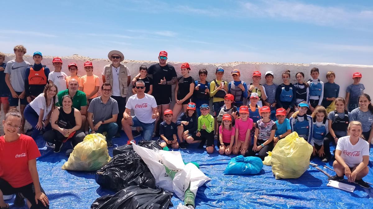 Un total de 64 voluntarios, entre ellos los de Coca-Cola Alicante han retirado 192 kilos de residuos de la Cala Sangueta de Alicante.
