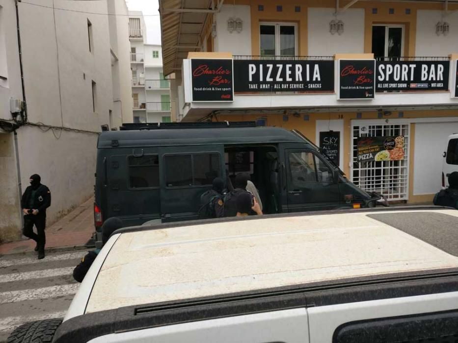 Agentes durante el registro de la primera de las viviendas en la calle Cervantes.